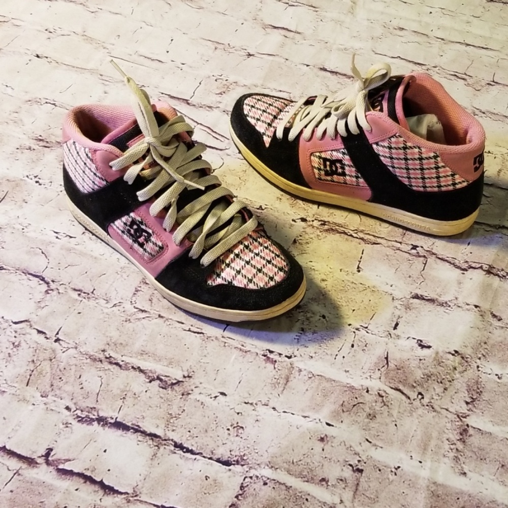 DC SNEAKERS